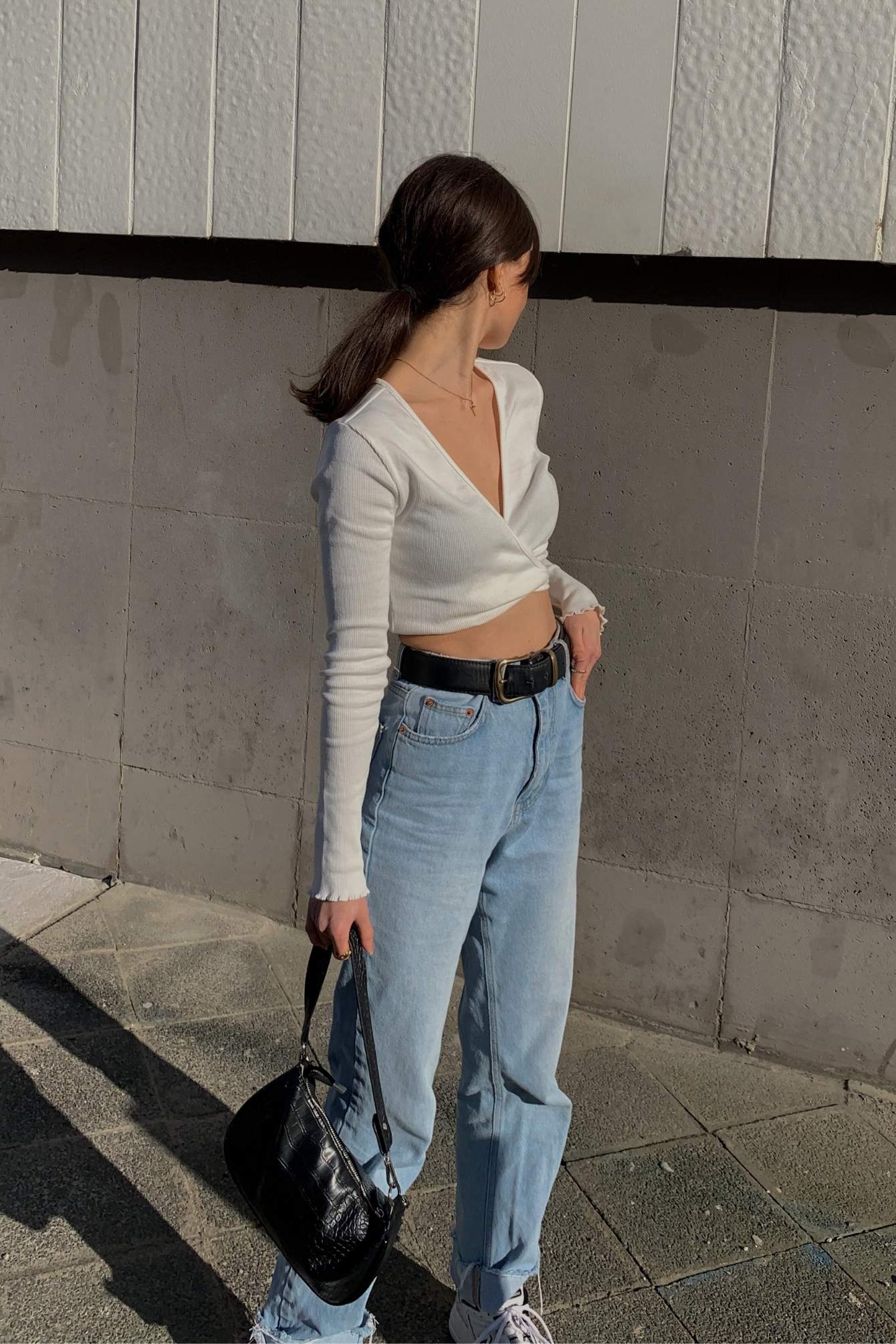 Freshlions Cropped Wickeltop mit Bindegurt in weiss 'Gigi'